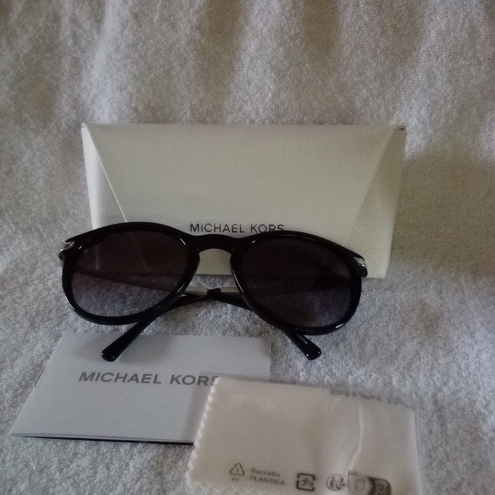 NEW MICHAEL KORS MK2023 Adrianna III Sunglasses Black 53mm Women’s New - Picture 2 of 3